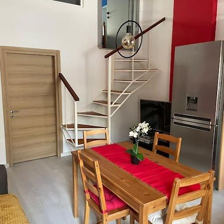 Comfy Apartment With Low Ceiling Attic Athen Eksteriør bilde