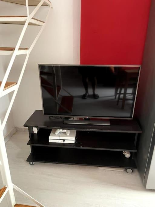 Comfy Apartment With Low Ceiling Attic Athen Eksteriør bilde