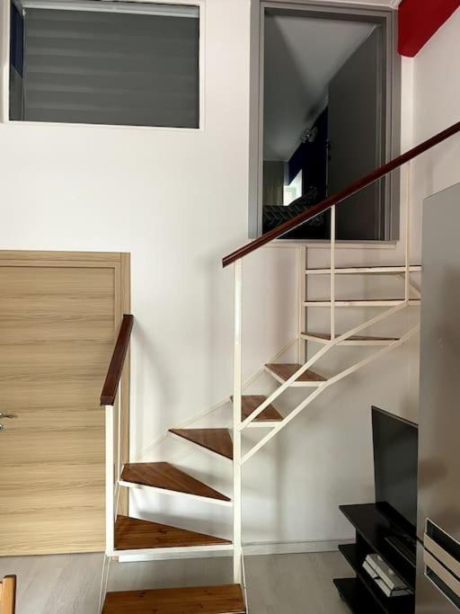 Comfy Apartment With Low Ceiling Attic Athen Eksteriør bilde