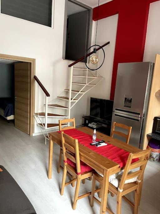 Comfy Apartment With Low Ceiling Attic Athen Eksteriør bilde