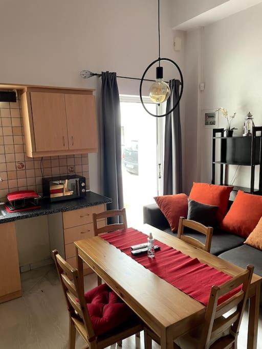 Comfy Apartment With Low Ceiling Attic Athen Eksteriør bilde